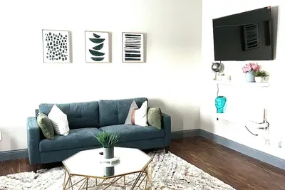 Image de Cozy, newly constructed space, centrally located. 5 minutes from medical center.