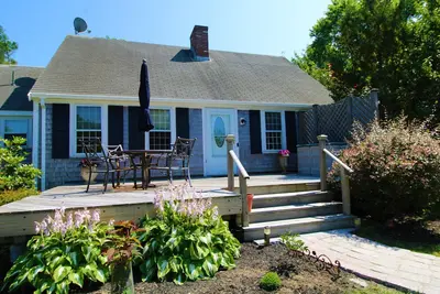 Image de Tucked Away Home Offering Privacy But Conveniently Close To Main St (2315)