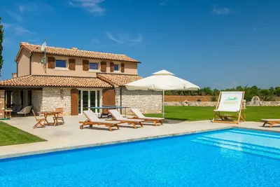 Image de Haus with pool in the greenery
