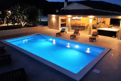 Image de New- Villa Olive Oasis -the heated pool & jacuzzi -family friendly