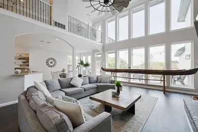 Image de Lakefront Living – Elegant 5bd Home on Lake Ray Hubbard