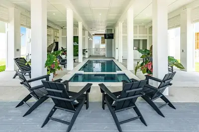 Image de Private Pool, Hot Tub, Fireplace, Elevator, Designer Interior, Easy Beach Access