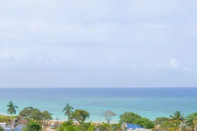 Image de 5 minutes walk to the beach! Family-friendly villa with private pool in Trelawny