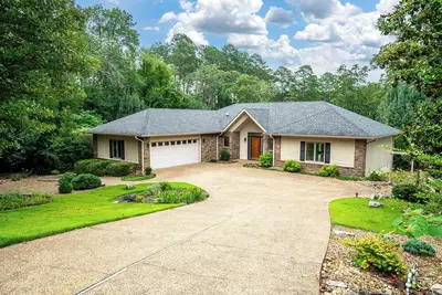 Image de Golf Course newly furnished Beauty!