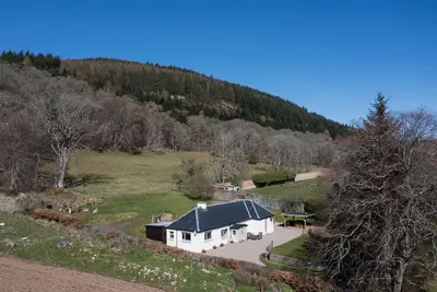 Luxury Highland Getaway with hot tub by Loch Ness on the Great Glen way - Glen View