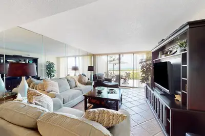 Image de Lighthouse Towers #206 | Condo on Gulf of Mexico with pool, beach access, tennis
