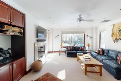 Image de Elegant Condo with Pool, Hot Tub & Ski-In/Ski-Out Fun & Grand Hyatt Access