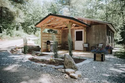 Image de Lakeside Studio Cottage with Lake Access and Dock