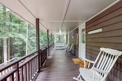 Image de Revitalizing Demorest cabin with front porch, firepit, & tranquil surroundings