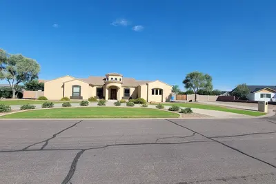 Image de Welcome to your Getaway. Escape to family friendly Gilbert, Arizona!