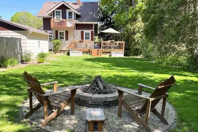 Image de Centrally located house minutes away from the lake, golfing, & Road America.