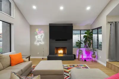 Image de King Bed Modern Home Near Los Angeles