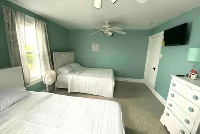 Image de Beautifully renovated home in the heart of Wildwood. Family friendly quiet place