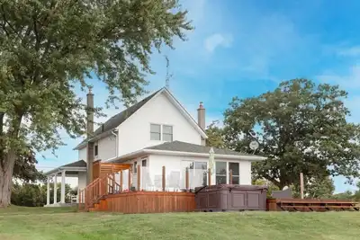 Image de Joanie's Farmhouse · Waterfront with Hot Tub