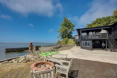 Image de Waterfront Coos Bay Retreat w/ Kayaks!