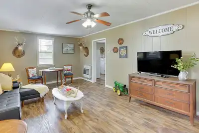 Image de 2 Mi to Lake: Lineville Farmhouse w/ Fire Pit