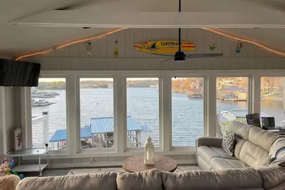 Image de Beautiful Waterfront Lake Home / Private Dock - walk to Bagnell Dam Strip