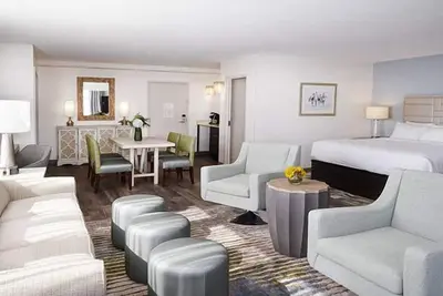 Image de Coastal-Style Retreat! Onsite Parking and Pools! Near Woods Hole Aquarium!