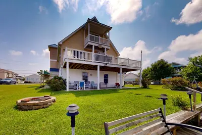 Image de Keenwik on the Bay waterfront home with Ac, gas fireplace, firepit, & dock