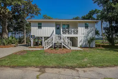 Image de Waterfront home with private dock & deck with great views, walk to the beach