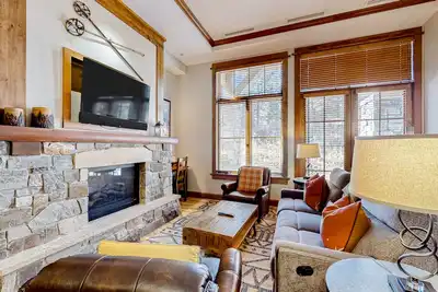 Image de Snowscape Serenity | Ski-in/ski-out condo in Truckee with hot tub access