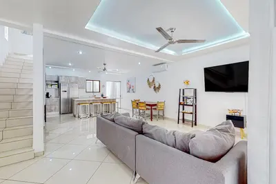 Image de Tropical house near area's beaches with a charming patio, washer\/dryer & games