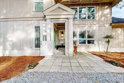 Image de Elegant house in St. Simons Island - two ponds, pool, & wood-burning fireplace