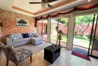 Image de Beautiful home w/ backyard, Ac - close to airport