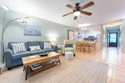 Image de Bring the pets! Central to beach, 5 star dining, music, +++. 3 beds, bikes incl!