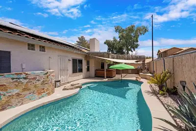 Image de Pool Home only minutes from Downtown Gilbert for the whole crew!