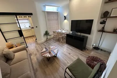 Image de Stylish 3-Bed Home with On-Street parking