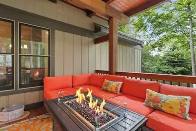 Image de French Flair Designed Custom Cabin with covered porch and gas firepit