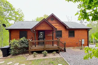 Image de Central Location, Hot Tub, Fire Pit, Porch Swings!