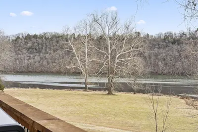 Image de New Lakefront Cabin - Lake Views - Large Hot Tub - Firepit