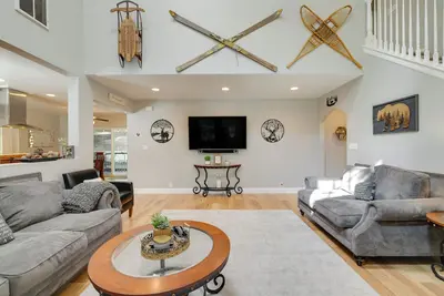 Image de Near Dtwn: Twain Harte Home w\/ Furnished Deck!