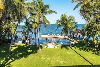 Image de Lush tropical plantings in a gated compound located directly on the Florida Bay