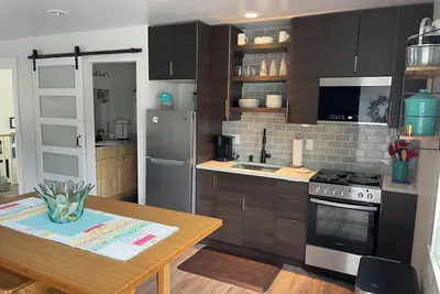 Image de Sea Glass Getaway Located Near the Marina will Sleep 4 People