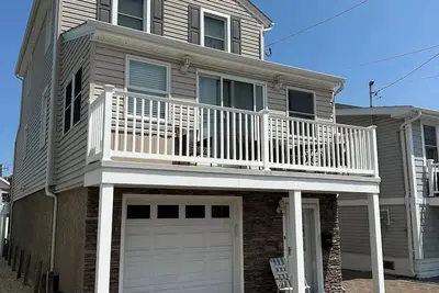 Image de Brand New Beach Block Listing. Steps from Beach and Boardwalk Large Backyard.