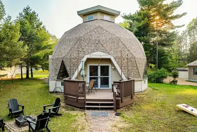 Image de A unique lakefront getaway on Lake Camelot near Sand Valley Resort