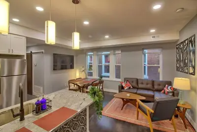 Image de Chic 2br Gem | Tg Park | Patio+Yard+W/D+Workspace