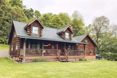 Image de Cozy cabin on the hill with amazing surroundings.
