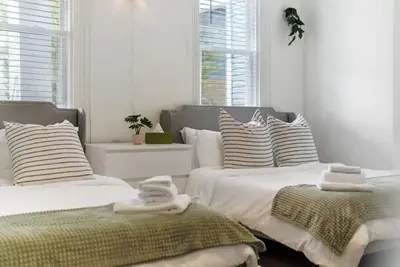 Image de House for Group stays- Near Sheraton & downtown - Office Room