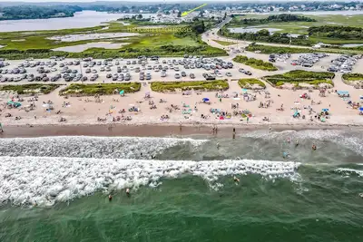 Image de Absolutely stunning! New water front beach house