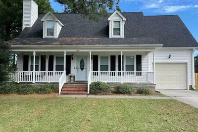 Image de Cape Cod-style Family Home - pet friendly!