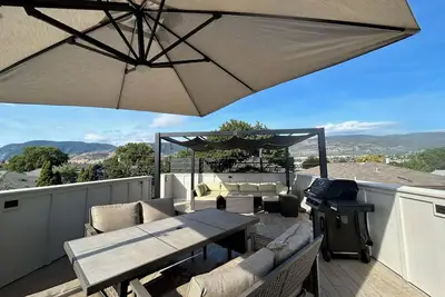 Image de Roof top patio, New 2 bed carriage house