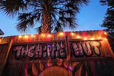 Image de New - Hippie Hut Minutes from the Boat Ramp