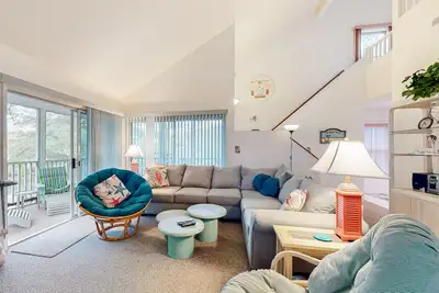 Image de Sea Colony Tennis 2nd-floor condo with basketball court, & sauna