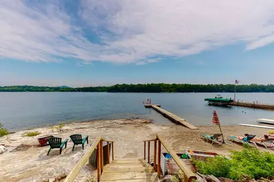 Image de Century-old lakefront Victorian on a private island with boats & beach - dogs Ok