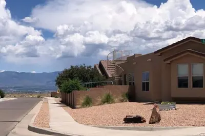 Image de Amazing Views! Large 4-Br home with hot tub and rooftop deck overlooking Abq