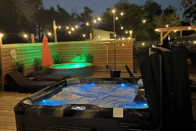 Image de The Craftsman on Clay-4 Blocks to Silos-Backyard Retreat-Hot Tub and Cowboy Pool